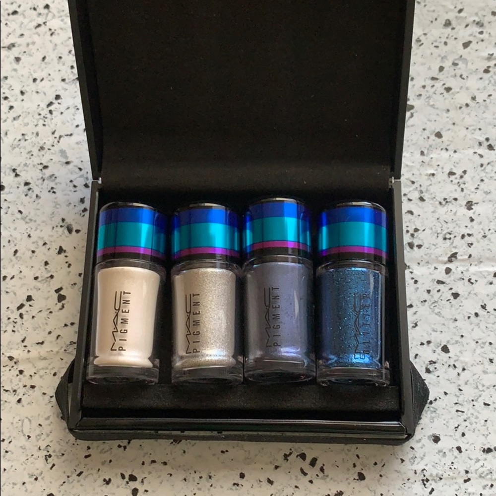 NWT MAC Cosmetics Blue Irresistibly Charming Glitt